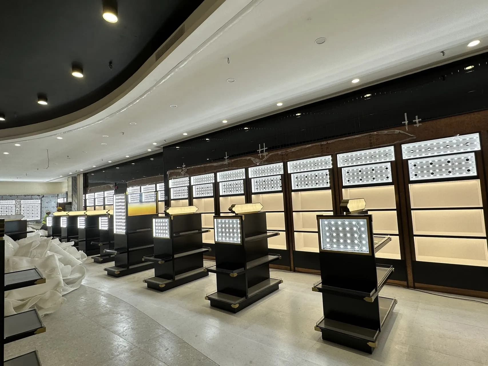 CDF(斯里兰卡)卖场各类展示柜 — 项目照片 2