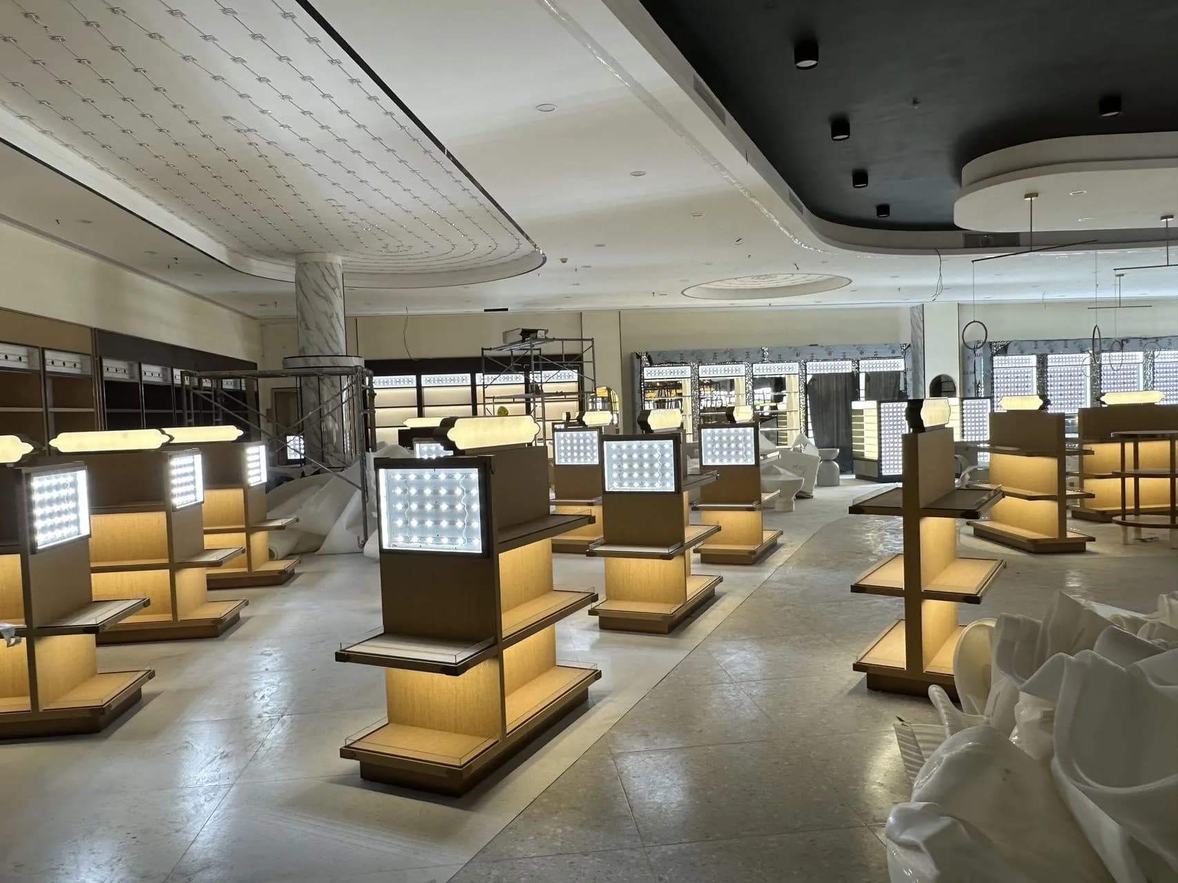 CDF(斯里兰卡)卖场各类展示柜 — 项目照片 4